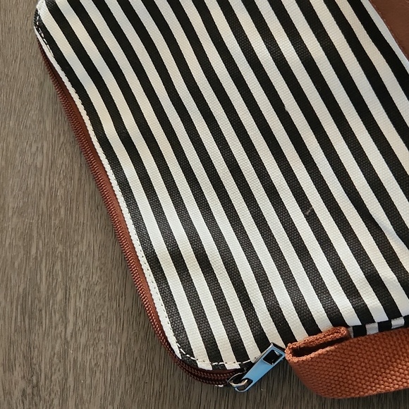 Opage Brown and Black Striped Crossbody Adjustable Bag With Zipper - Picture 5 of 5